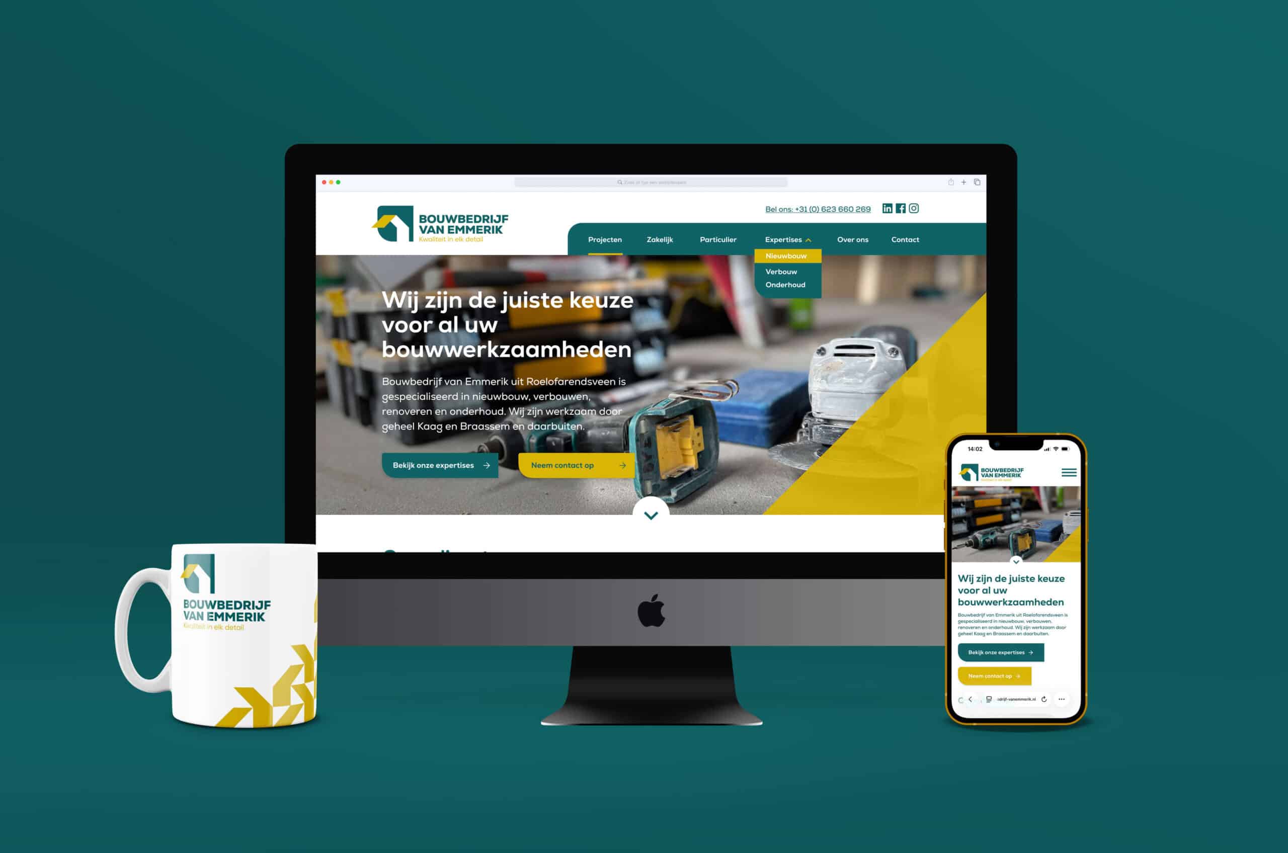 kordaat-bouwbedrijf-van-emmerik-website+mok Website op computer en telefoon van bouwbedrijf van emmerik met koffiemok met logo