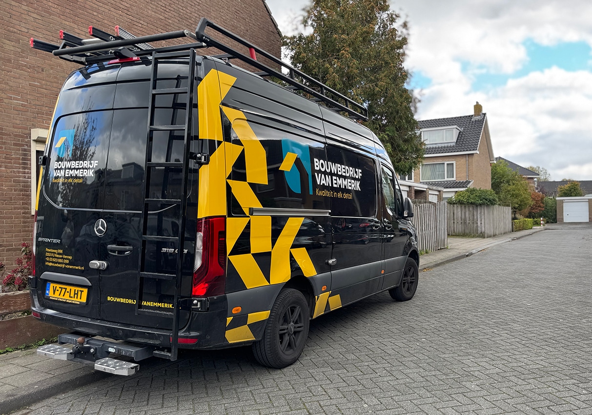kordaat-bouwbedrijf-van-emmerik-zwarte-werkbus zwarte werkbus met branding van bouwbedrijf van emmerik
